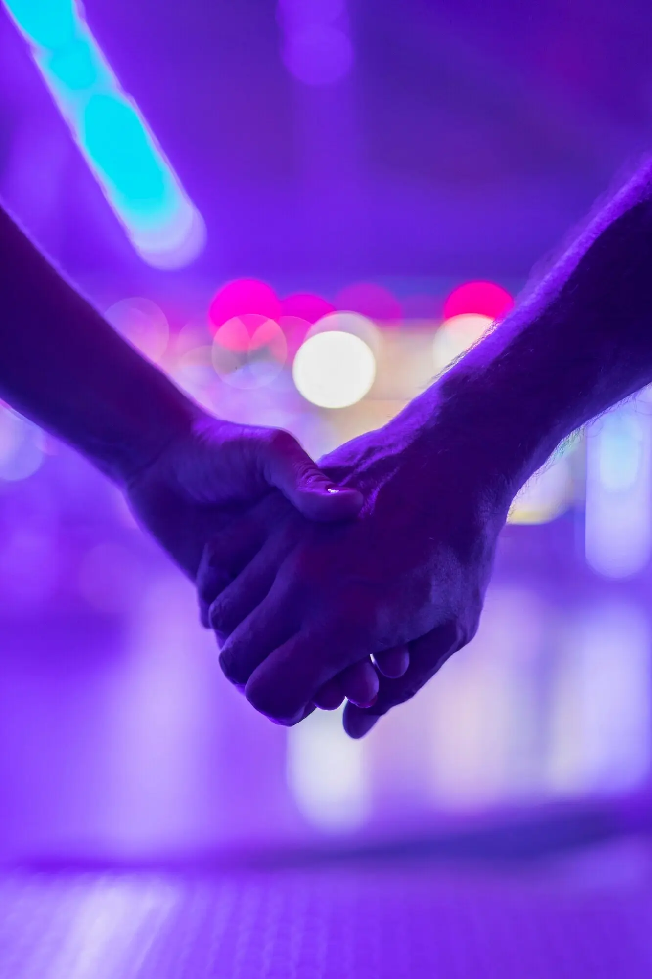 Pareja tomada de la mano