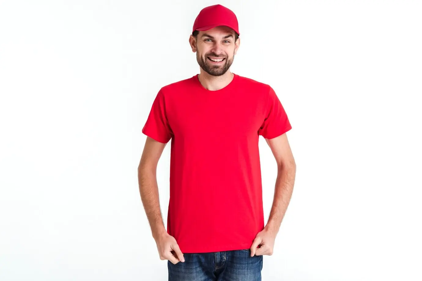 Mensajero de pie con las manos en los bolsillos.