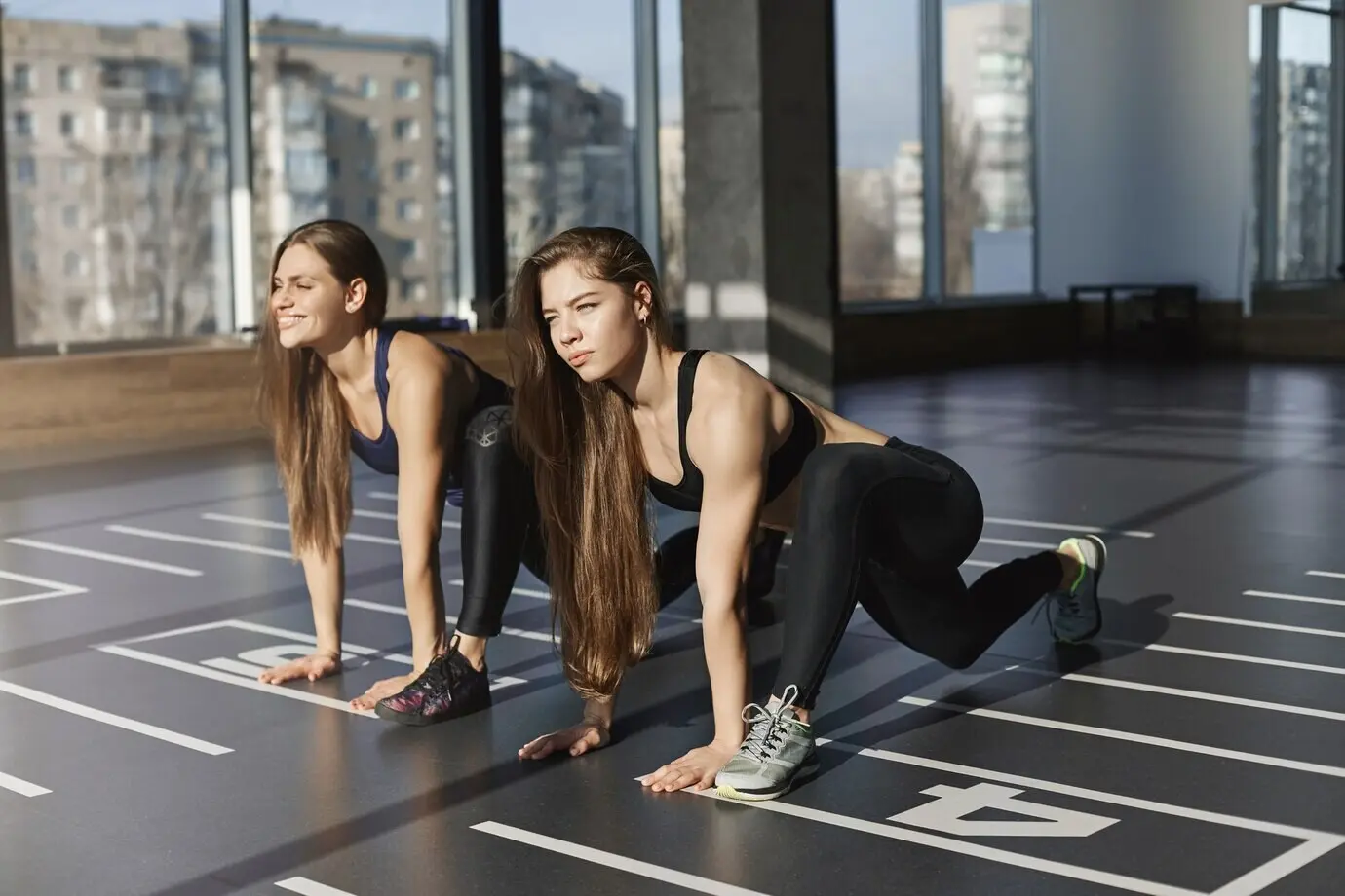 Preparadas, listas, ya. Dos mujeres atractivas, motivadas y concentradas.